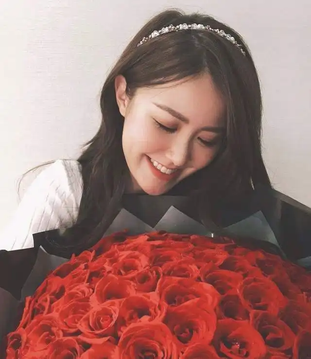 tvb甜美小花晒庆生照,身边闺蜜大换,11人全新姐妹团超养眼