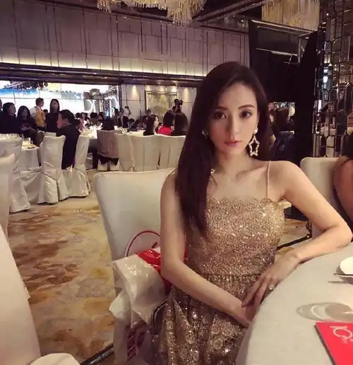 方媛七夕晒照被网友深扒,与闺蜜疑用同款冲浪板摆拍,宣云也有类似行为