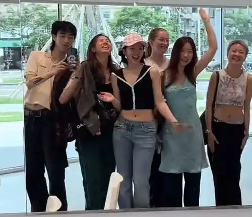 伊能静儿子晒毕业旅行,同行的全是女生,搂着女同学拍照无惧争议