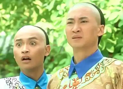 还珠格格小燕子是为了尔康,才和塞娅打起来,谁注意金锁的动作,真是自私