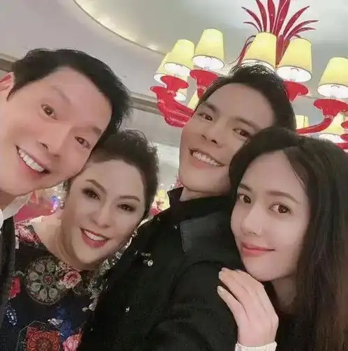 网曝向佐郭碧婷生两孩还没领证,向太曾发文表示两人在台北领证