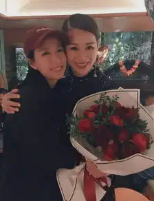 胡杏儿凌晨晒照庆生,与老公相拥显恩爱,网友嗨到凌晨的节奏