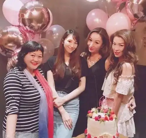 吴佩慈罕见带娃逛街,她身材暴瘦排骨胸抢镜,一对儿女圆脸都像爸