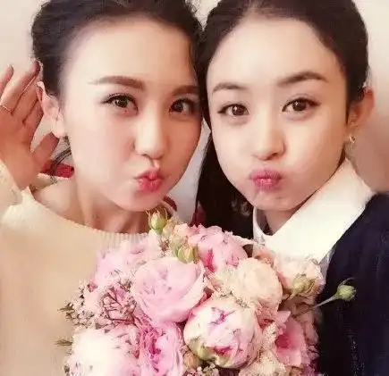 闺蜜晒与赵丽颖合照,俩人牵手逛街感情好好,看闺蜜孩子眼神有爱
