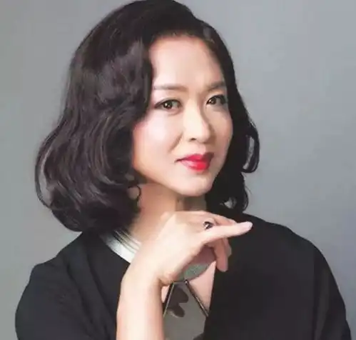 她曾是金星的妻子,金星变性后两人选择才离婚,如今成彼此好闺蜜