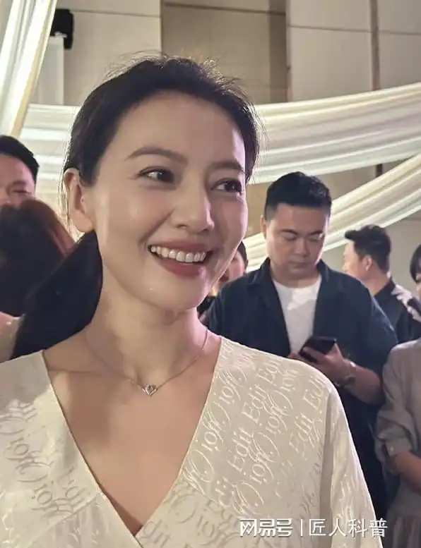 因断崖式衰老的高圆圆,看到内娱残酷,海清的话这回有人信了