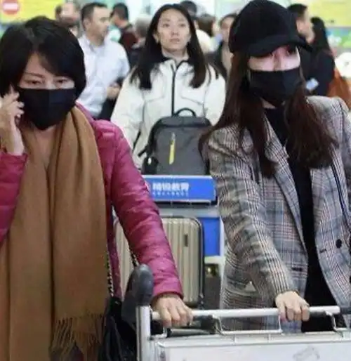 马蓉助理也带口罩的原因原来两人是一路人网友真是好闺蜜