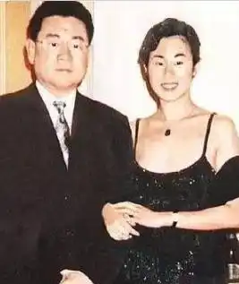 曾和刘銮雄相恋6年,后被出轨好闺蜜,今甘当小3为千亿富豪生子