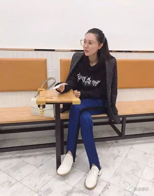 穿同款衣服凹同款造型不够好闺蜜还必须长得一毛一样