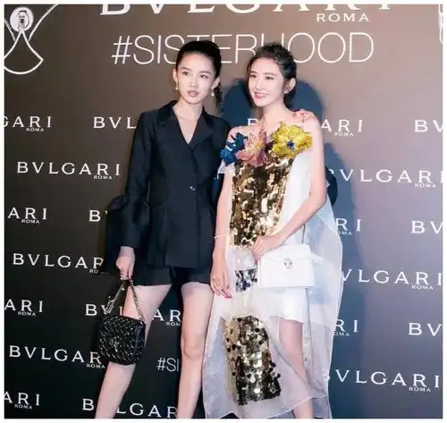 李沁唐艺昕两小花旦同框俩闺蜜如同亲姐妹,画面太养眼