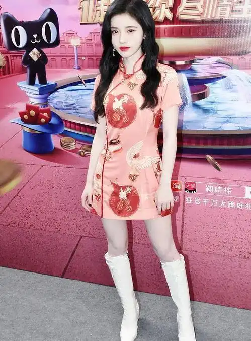 钟丽缇带俩女儿陪公婆过年,穿旗袍却被婆婆闺蜜抢风头,身材输了