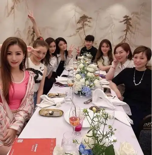 跟富婆做闺蜜团,高定随便穿,难怪baby一个眼神都不给黄晓明