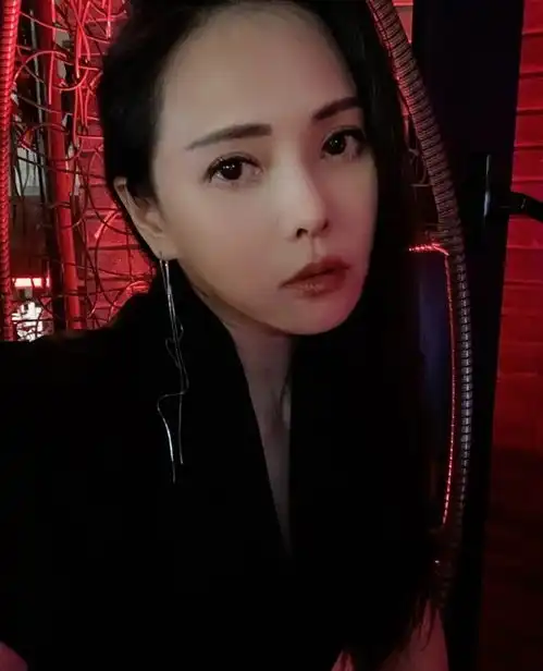 53岁伊能静被疑割眼袋怼脸拍嫩如少女,霸气否认别乱讲不喜欢