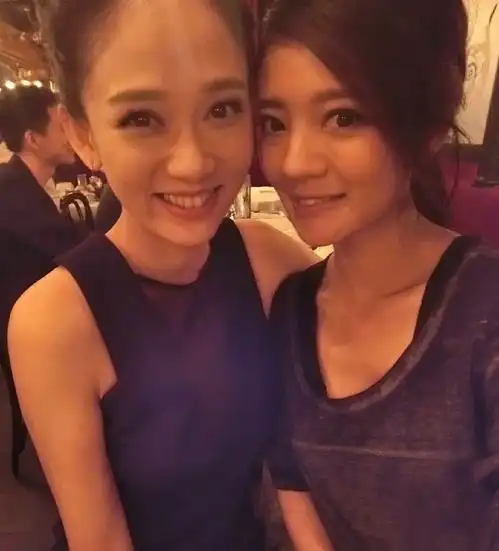 陈乔恩和安以轩闺蜜团合影,网友陈阿伯丸子头可爱到爆