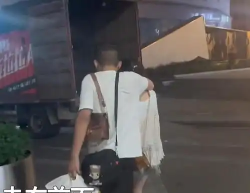 重庆女子和老公逛街,单身闺蜜抱娃跟后头懵了娃和狗粮都留给我