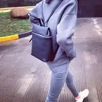 背包的女生半身头像