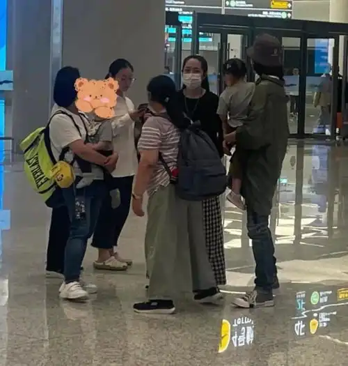 偶遇向佐接机妻儿,1岁儿子脸圆眼大很可爱,郭碧婷带仨保姆出行