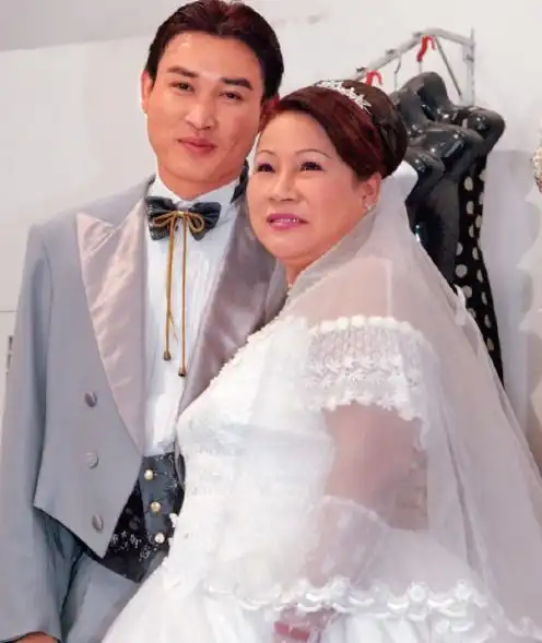 奶孙恋富婆去世,爱上闺蜜18岁儿子一夜成名,晚年忏悔自责