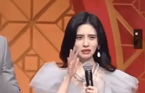 鞠婧祎官方身高159,她与166的李沁同框时,是否撒谎很明显