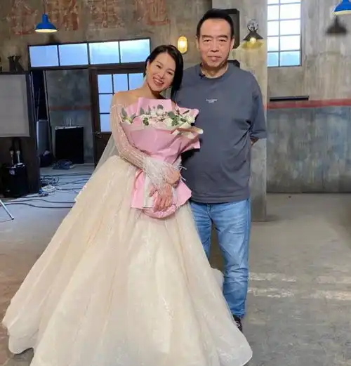 胡杏儿凭演技夺冠,立马与丈夫秀恩爱视频,为何被骂的只有陈凯歌