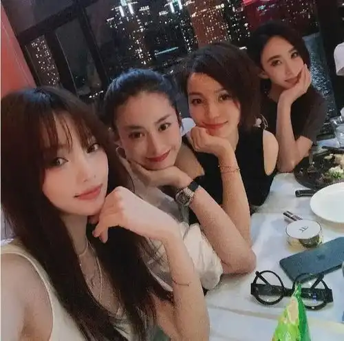 李小璐罕见参加闺蜜聚会,嘟嘴卖萌状态佳,曾经的姐妹团物是人非
