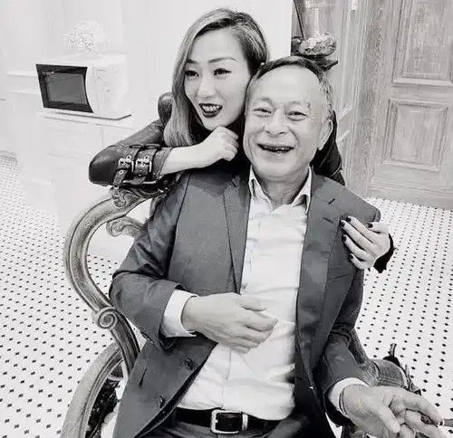 钟楚红与闺蜜郑秀文还有杜琪峰夫妇聚餐聊天许志安依旧未见踪影
