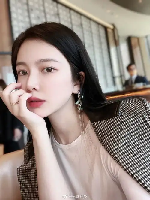杜淳老婆晒与闺蜜合照,包文婧站c位,三个人长得都一样如亲姐妹