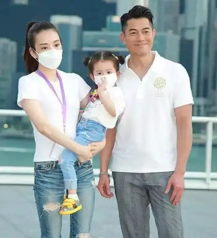 方媛已融入名媛圈参加闺蜜生日抢镜,刻意打码不抢风头
