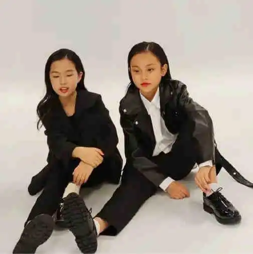 甜馨近照曝光,与妈妈李小璐穿同色系服装活泼可爱,身高快到妈妈肩膀