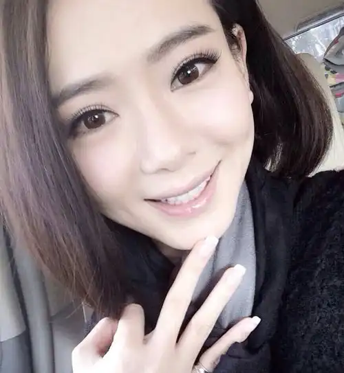 反穿牛仔裤你敢吗不过这双鞋你更难欣赏戚薇的时尚越来越难懂