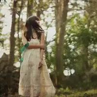 我想要几张背景不鲜艳但漂亮的两张姐妹的图片做头像,谁能帮我弄啊最好就是几对姐妹的