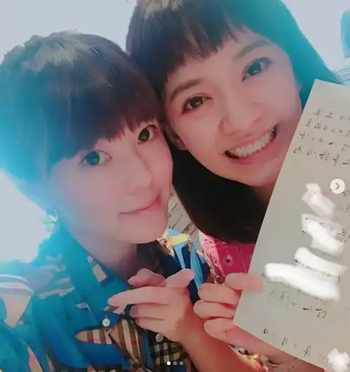陈意涵挺孕肚上瑜伽课,与闺蜜同框全素颜出镜很美丽