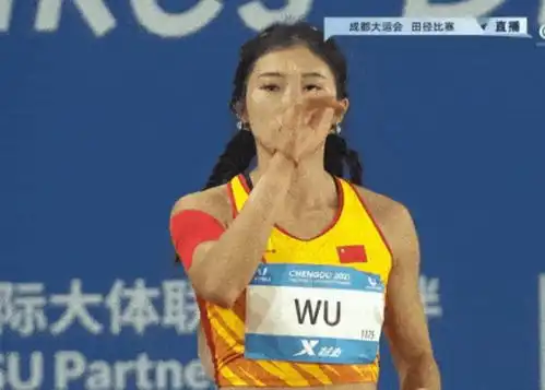 27岁吴艳妮穿连体露背装惹争议,网友臀部都快包不住了
