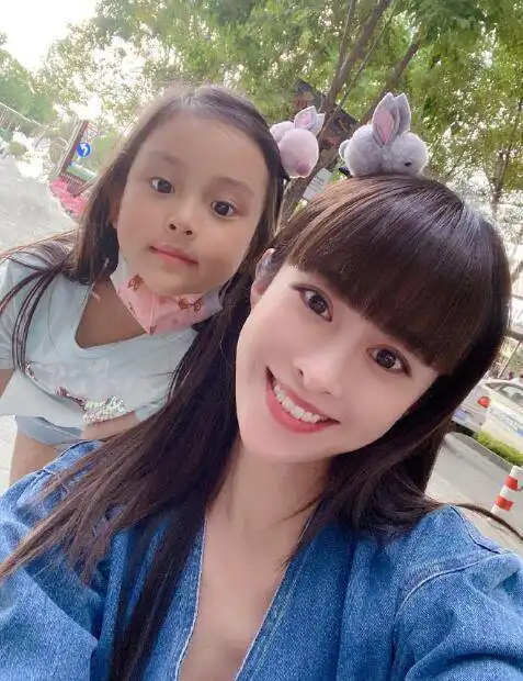 李小璐庆生派对场面感人,与闺蜜相拥而泣,身后神秘男抢镜