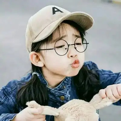 小女娃,好想我们也有一个,嘻嘻