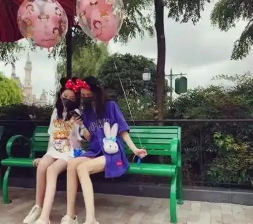 李嫣秀王菲同款美腿,与奶奶合照曝光,祖孙两人如同复制粘贴