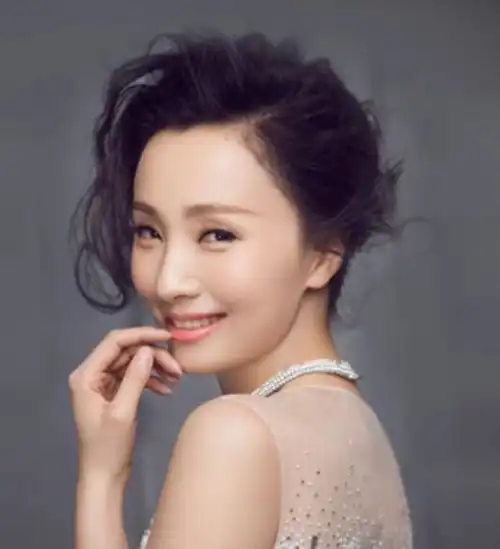 陶虹剪齐耳短发,49岁发根有些已发白,素颜皱纹明显眼睛更加深邃