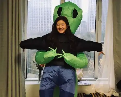 赵露思与闺蜜一起脱毛,却被3人腿围抢镜,明星果然和普通人不一样