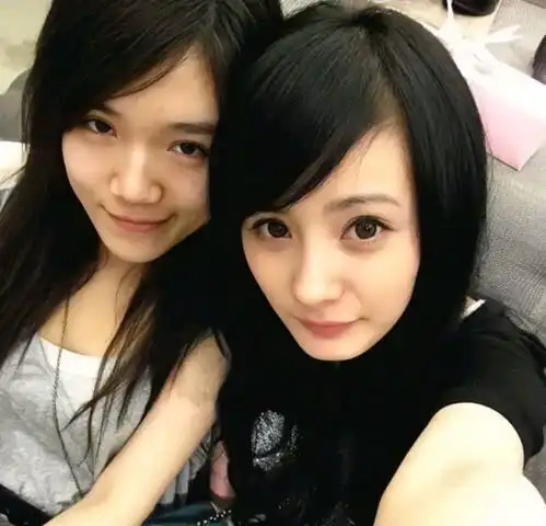 杨幂穿渔网袜逛街被偶遇,双手满满战利品,旁边女子引人注目