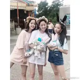 欧阳娜娜姐妹出游合照曝光三人笑容甜美颜值都很高