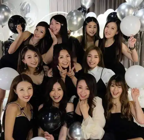 tvb甜美小花晒庆生照,身边闺蜜大换,11人全新姐妹团超养眼