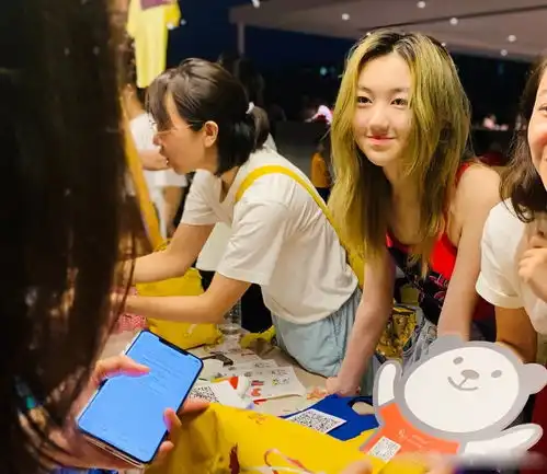 组图李嫣与闺蜜摆摊做义卖被偶遇金发醒目合影来者不拒
