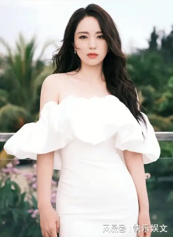 44岁董璇与前夫疑复合一家3口同游影视城,多名闺蜜助阵显温馨