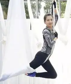 林心如好闺蜜蔡依林也是一个空中瑜伽爱好者,给人感觉像是在空中跳舞她生活穿衣搭配网