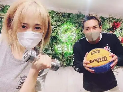 38岁苍井空抱娃与闺蜜约,苹果肌丰盈玲珑有致,和男教练配合默契