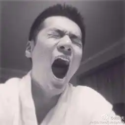 蒋劲夫睡前晒照闭眼打哈欠喜感十足