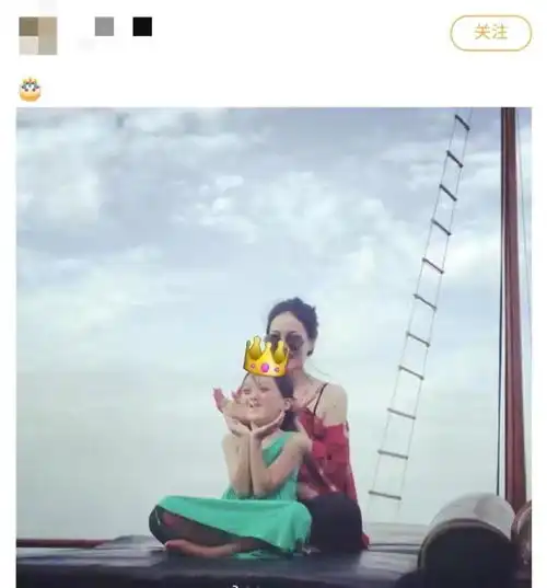 李嫣15岁生日闺蜜团为她庆生穿吊带露香肩太早熟,越来越有王菲范