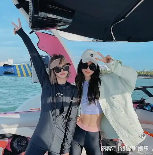 baby与闺蜜三亚游艇合照,穿露脐t恤鲨鱼裤大秀身材,腹肌明显