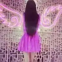 求ps大神帮忙把翅膀p掉