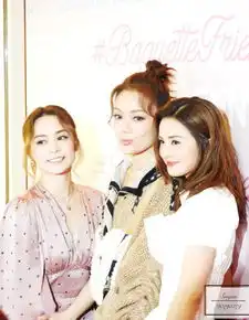 组图twins容祖儿衣着清新少女感十足三人手挽手大秀闺蜜情